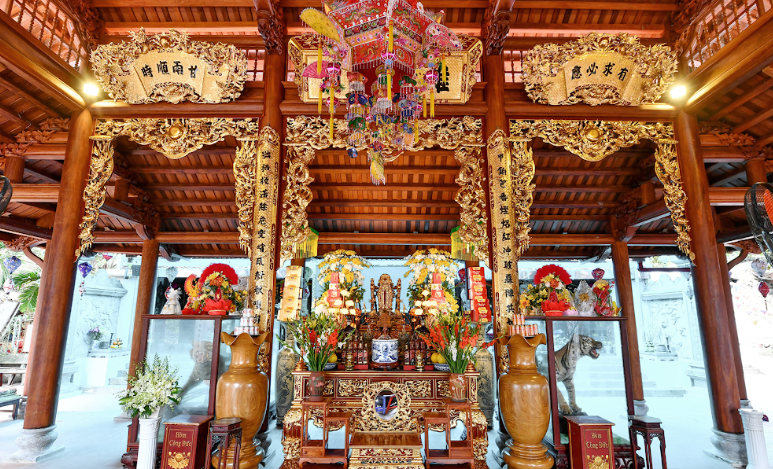 Không gian đền Quan Lớn Đệ Tam Lảnh Giang mang nét cổ kính